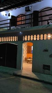 uma casa com uma parede verde e um pátio em Casa Duplex em Cabo Frio - pertinho de tudo! em Cabo Frio