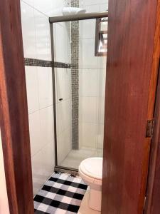 uma casa de banho com um chuveiro e um WC. em Casa Duplex em Cabo Frio - pertinho de tudo! em Cabo Frio