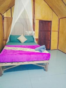 uma cama num quarto com um colchão roxo em Andaman Bay Bungalow em Ko Lanta