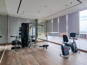 ein Fitnessstudio mit Trainingsgeräten in einem großen Raum in der Unterkunft Brand New - Luxury Modern Minimalist Design - 2BR in Lontar