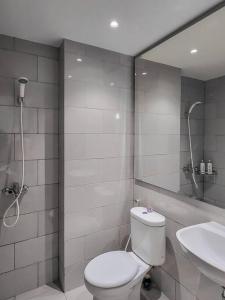 ein Badezimmer mit Toilette und Waschbecken in der Unterkunft Brand New - Luxury Modern Minimalist Design - 2BR in Lontar