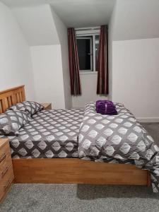um quarto com uma cama num quarto com uma janela em Impeccable 4-Bed House Near Manchester City Centre em Manchester