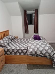 um quarto com uma cama e uma janela em Impeccable 4-Bed House Near Manchester City Centre em Manchester