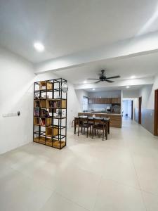 een woonkamer met een tafel en een eetkamer bij Nur Villa Sg Soi in Kuantan