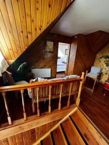 uma vista superior de um quarto com painéis de madeira em Hostal Katemu em Villarrica