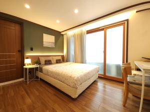Cama ou camas em um quarto em OYO Rooftop Hostel