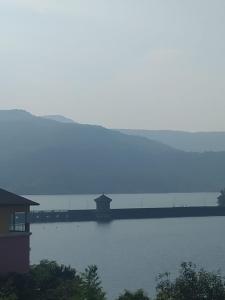 Fotografie z fotogalerie ubytování 2BHK Lake View Apartment v destinaci Lavasa