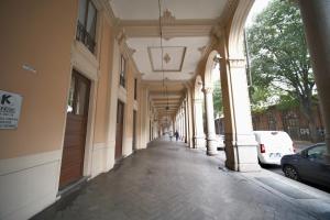 pusta alejka z kolumnami i budynkiem w obiekcie Appartamento moderno ❴ 300 mt. da PORTA NUOVA ❵ w Turynie