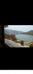 - une vue sur une grande étendue d'eau depuis une fenêtre dans l'établissement 2BHK Lake View Apartment, à Lavasa