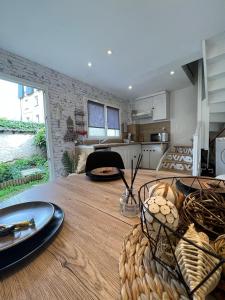 eine Küche und ein Esszimmer mit einem Holztisch in der Unterkunft Charmant Appartement Duplex au calme in Évreux