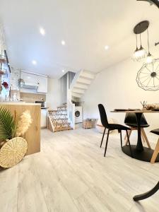eine Küche und ein Esszimmer mit einem Tisch und Stühlen in der Unterkunft Charmant Appartement Duplex au calme in Évreux