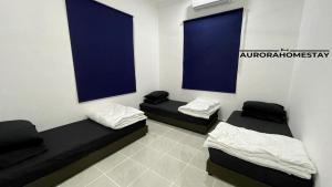 Ce lit se trouve dans un dortoir doté de 2 lits superposés et de fenêtres bleues. dans l'établissement Aurora Homes, à Marang