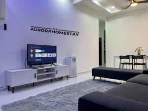 Aurora Homes في مارانغ: غرفة معيشة مع تلفزيون بشاشة مسطحة وأريكة