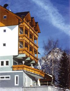 a building with a wooden balcony on top of it at Greiner's Ferienzimmer Tauplitz in Tauplitz