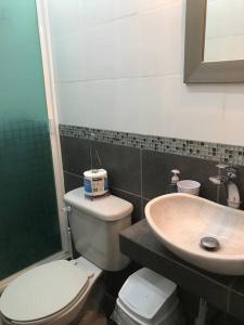 ein Bad mit einem WC und einem Waschbecken in der Unterkunft Quinta campestre Amor Secreto. Alojamiento entero en renta in Temixco