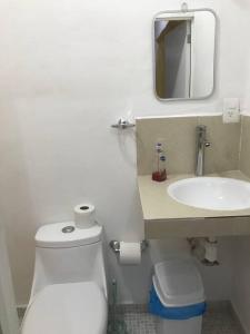 Łazienka z białą toaletą i umywalką w obiekcie Quinta campestre Amor Secreto. Alojamiento entero en renta w mieście Temixco