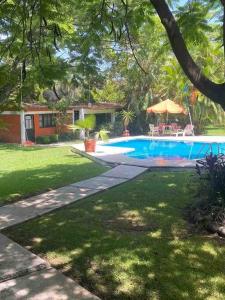 ein Haus mit einem Pool im Hof in der Unterkunft Quinta campestre Amor Secreto. Alojamiento entero en renta in Temixco
