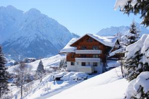 Gästehaus am Berg during the winter