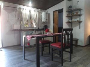 聖伊西德羅的住宿－Santa Rufina，一间带桌子和两把椅子的厨房和一间房间