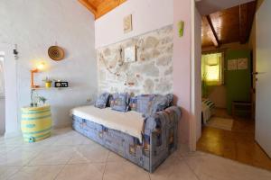1 dormitorio con 1 cama con pared de piedra en Apartments Sunce, en Murter