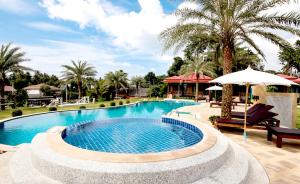 Bazén v ubytování Lanta Lapaya Resort nebo v jeho okolí