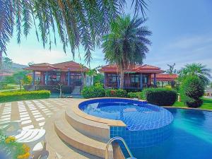 Bazén v ubytování Lanta Lapaya Resort nebo v jeho okolí