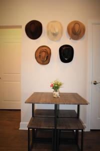 una stanza con tavolo e cappelli appesi al muro di Luxe at the Gulch a Nashville