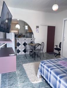 a living room with a table and a kitchen at Residencial Napolitan in Manaus +68 photos