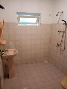 ein Badezimmer mit Dusche und Waschbecken in der Unterkunft Villa Arunodaya in Hikkaduwa