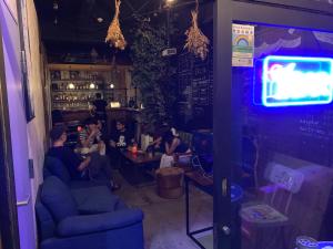 een groep mensen die in een kamer zitten bij Hostel Bedgasm in Tokyo