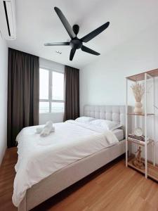1 dormitorio con 1 cama y ventilador de techo en DASA Homes (Sea View, Drawbridge & KTCC Mall), en Kuala Terengganu
