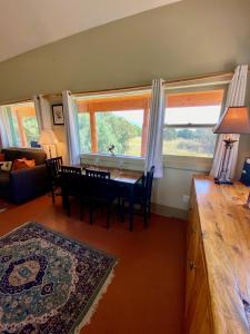sala de estar con mesa de comedor y ventana en COZY PEACEFUL WILLOW CREEK CABIN, en Crestone
