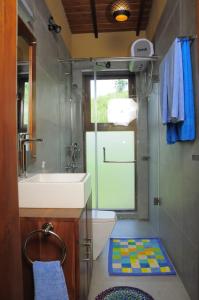 KamburadeniyaにあるKandy Hindagala Retreat - Boutique Villa in Kandy Hills Sri Lankaのバスルーム(シャワー、洗面台、トイレ付)