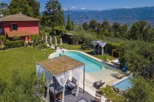 een afbeelding van een zwembad in een tuin bij La Casa Fra gli Ulivi - Piscina e natura, relax vicino al mare tra Cinque Terre e Toscana in Monte Marcello