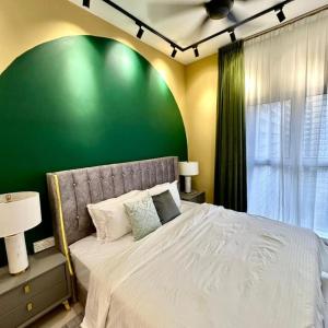 Een bed of bedden in een kamer bij Cozyhome Unique Colourblock Homestay Kajang