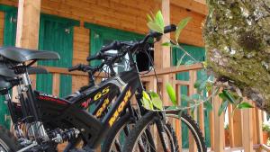 dos bicicletas estacionadas frente a un edificio en Quinta Do Ribeirinho, en Vilar da Mó