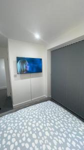 2 bed room luxury apartment in old Kent road London tesisinde bir televizyon ve/veya eğlence merkezi