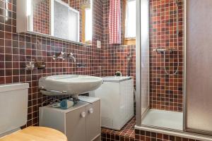 ベットマーアルプにあるMinerva Antaresのバスルーム(シンク、シャワー付)