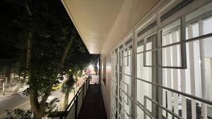 - Balcón de un edificio con ventana y árbol en Balcones De Capital en Vendimia en Mendoza