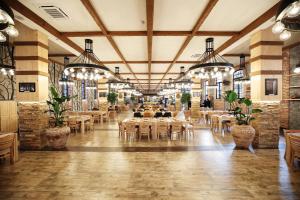 Hotel Livnica tesisinde bir restoran veya yemek mekanı