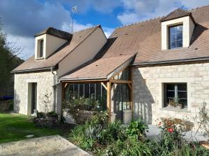 une maison avec une véranda et un toit dans l'établissement Le Brame - Chambres d'Hôtes, à Avilly-Saint-Léonard
