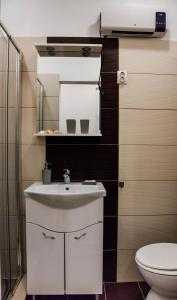 Kúpeľňa v ubytovaní Molnar Apartment Cozy City Center Retreat for 2 AC & Perfect Location!