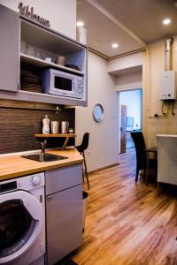 Kuchyňa alebo kuchynka v ubytovaní Molnar Apartment Cozy City Center Retreat for 2 AC & Perfect Location! + 26 fotografií