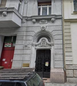 Exteriér alebo vchod do ubytovania Molnar Apartment Cozy City Center Retreat for 2 AC & Perfect Location!