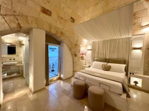 Postel nebo postele na pokoji v ubytování Vittorio Emanuele Charming Suites + 37 fotografií