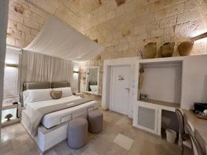 Postel nebo postele na pokoji v ubytování Vittorio Emanuele Charming Suites