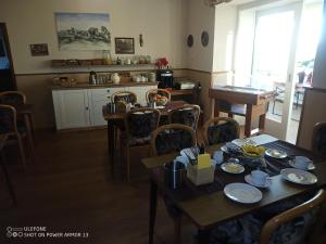 comedor con mesa y sillas en Gasthof Happe en Harth