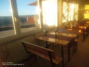 una mesa y sillas en una habitación con ventanas en Gasthof Happe en Harth