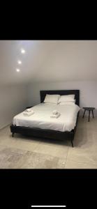 ein Bett mit weißer Bettwäsche und Kissen in einem Schlafzimmer in der Unterkunft Tish Hotel in Jerusalem