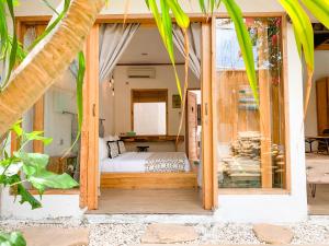 ein Schlafzimmer in einer Villa mit einem Bett im Fenster in der Unterkunft Villa Casa Koko in Gili Air